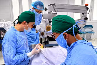 Một ca phẫu thuật tại Bệnh viện Mắt Hải Phòng. (Ảnh: Quang Dũng)