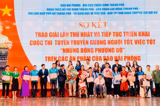 Lãnh đạo thành phố Hải Phòng và các ban ngành biểu dương, động viên "Những bông phượng đỏ" - nhân vật trong các tác phẩm dự thi.