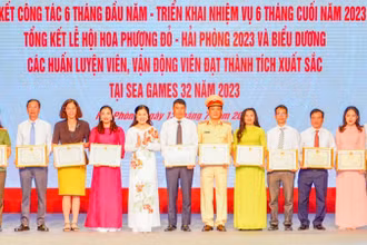 Trao Bằng khen của Chủ tịch Ủy ban nhân dân thành phố Hải Phòng tặng các tập thể có thành tích xuất sắc trong thành công của Lễ hội Hoa phượng đỏ 2023.