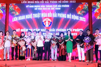 Ban Tổ chức trao hoa tặng lãnh đạo các đoàn múa rối tham dự liên hoan.