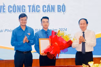 Lãnh đạo Trung ương Đoàn và Thành ủy Hải Phòng trao Quyết định và tặng hoa tân Bí thư Thành Đoàn Hải Phòng.