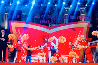 Các tiết mục ca ngợi Đảng, Bác Hồ.