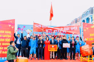 Lãnh đạo quận Đồ Sơn trao giải Nhất tặng đội đua thuyền phường Ngọc Xuyên.