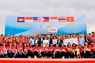 Vận động viên các nước và các quan chức thể thao Đông Nam Á cùng lãnh đạo thành phố Hải Phòng tham dự Giải Đua thuyền rowing vô địch U19, U23 và vô địch Đông Nam Á năm 2024.
