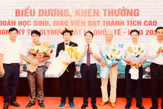 Lãnh đạo thành phố Hải Phòng biểu dương, khen thưởng giáo viên và học sinh Nguyễn Tuấn Dương (áo đen) xuất sắc giành Huy chương Bạc Olympic Vật lý quốc tế.