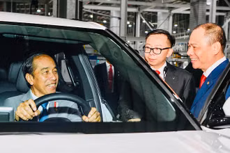Tổng thống Indonesia Joko Widodo trực tiếp ngồi thử ghế lái chiếc VF9 tại Nhà máy.