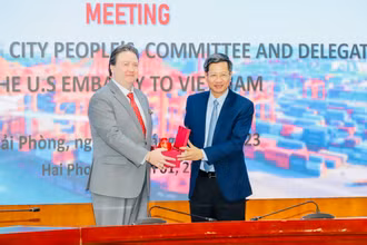 Phó Chủ tịch Thường trực Ủy ban nhân dân thành phố Hải Phòng Lê Anh Quân vui mừng được tiếp và làm việc với Đại sứ Hoa Kỳ tại Việt Nam Marc E.Knapper thăm và làm việc tại Hải Phòng. 