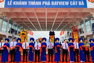 Đồng chí Trần Lưu Quang, Ủy viên Trung ương Đảng, Trưởng Ban Kinh tế Trung ương, cùng lãnh đạo thành phố Hải Phòng cắt băng khánh thành, đưa tuyến phà biển vào hoạt động.