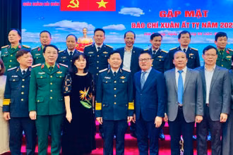 Lãnh đạo Bộ Tư lệnh Quân chủng Hải quân và các đại biểu tại buổi gặp mặt các cơ quan thông tấn, báo chí.