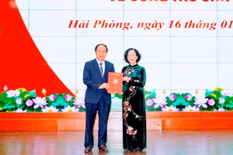 Đồng chí Trương Thị Mai, Ủy viên Bộ Chính trị, Trưởng Ban Tổ chức Trung ương trao Quyết định và tặng hoa chúc mừng đồng chí Lê Tiến Châu.