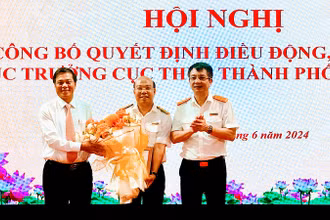 Tổng Cục trưởng Tổng cục Thuế Mai Xuân Thành trao Quyết định, Chủ tịch Ủy ban nhân dân thành phố Hải Phòng Nguyễn Văn Tùng tặng hoa chúc mừng tân Cục trưởng Cục Thuế thành phố Hải Phòng.