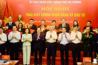Tổng Bí thư Tô Lâm cùng Đoàn công tác Trung ương chứng kiến lễ trao Giấy chứng nhận đăng ký đầu tư cho các doanh nghiệp.