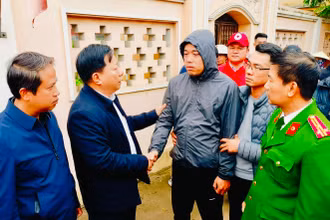 Lãnh đạo Ủy ban nhân dân thành phố Hải Phòng, huyện Vĩnh Bảo và các ngành chia sẻ, động viên gia đình có người thiệt mạng trong vụ cháy.