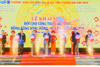Các đại biểu nhấn nút khai mạc Hội chợ công thương vùng đồng bằng sông Hồng-Hải Phòng năm 2023.