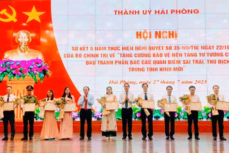 Lãnh đạo thành phố Hải Phòng trao Bằng khen tặng các tập thể có thành tích xuất sắc trong công tác bảo vệ nền tảng tư tưởng của Đảng.