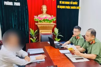 Phòng An ninh mạng và phòng, chống tội phạm sử dụng công nghệ cao (Công an thành phố Hải Phòng) lập biên bản, xử phạt người đăng tin sai sự thật trên Facebook.