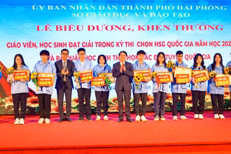 Lãnh đạo Ủy ban nhân dân thành phố và Sở Giáo dục-Đào tạo Hải Phòng trao phần thưởng tặng các học sinh đạt giải Nhất kỳ thi học sinh giỏi quốc gia.