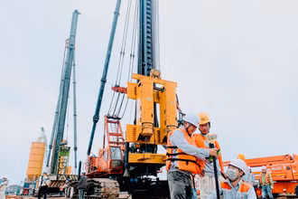 Các đơn vị thi công đang đẩy nhanh tiến độ xây dựng bến số 5, số 6 Cảng cửa ngõ quốc tế Hải Phòng tại Lạch Huyện.