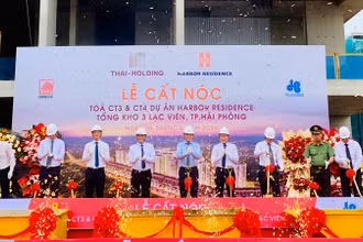 Đồng chí Trần Lưu Quang, Ủy viên Trung ương Đảng, Trưởng Ban Kinh tế Trung ương cùng lãnh đạo thành phố Hải Phòng dự lễ cất nóc 2 công trình nhà ở xã hội CT3A, CT4B.