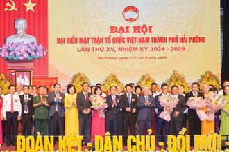 Ủy viên Bộ Chính trị, Bí thư Trung ương Đảng, Chủ tịch Ủy ban Trung ương Mặt trận Tổ quốc Việt Nam Đỗ Văn Chiến cùng lãnh đạo thành phố Hải Phòng tặng hoa, chúc mừng Ủy ban Mặt trận Tổ quốc Việt Nam thành phố Hải Phòng khóa 15.