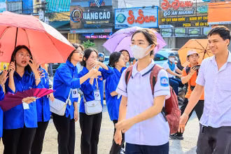 Các thí sinh phấn khởi hoàn thành ngày thi đầu tiên.