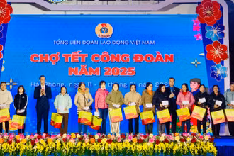 Lãnh đạo Tổng Liên đoàn Lao động Việt Nam và thành phố Hải Phòng trao quà Tết tặng công nhân, lao động.
