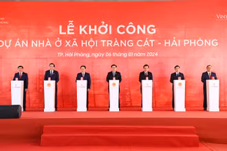 Chủ tịch Quốc hội Vương Đình Huệ, Phó Thủ tướng Chính phủ Trần Lưu Quang cùng các đại biểu nhấn nút khởi công dự án nhà ở xã hội tại Hải Phòng.
