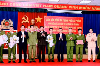 Công an thành phố Hải Phòng và lãnh đạo quận Ngô Quyền khen thưởng đột xuất Công an quận Ngô Quyền về thành tích triệt xóa ổ nhóm mua, bán ma túy số lượng lớn.