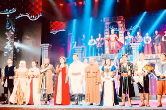 Các nghệ sĩ trình diễn vở "Romeo và Juliet" tại Nhà hát thành phố Hải Phòng.