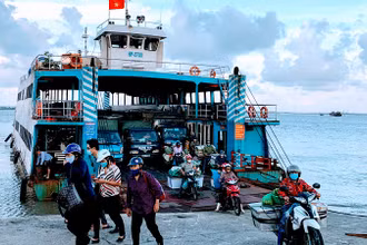 Phà Gót-Cái Viềng trên tuyến đường bộ từ đảo Cát Hải sang đảo Cát Bà và ngược lại.
