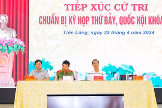 Các đại biểu Quốc hội thành phố Hải Phòng tiếp xúc cử tri huyện Tiên Lãng.