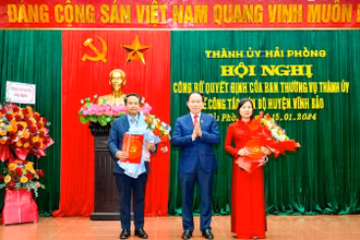 Đồng chí Lê Tiến Châu, Ủy viên Trung ương Đảng, Bí thư Thành ủy Hải Phòng trao Quyết định điều động đồng chí Nguyễn Hoàng Long và đồng chí Phạm Tuyên Dương.
