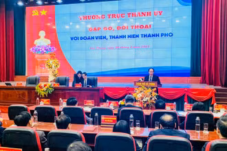 Ủy viên Trung ương Đảng, Bí thư Thành ủy Hải Phòng Lê Tiến Châu phát biểu đối thoại với đoàn viên, thanh niên.
