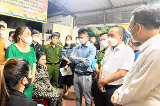 Lãnh đạo quận Ngô Quyền (Hải Phòng) thăm hỏi, động viên, chia sẻ những mất mát với các gia đình có người thiệt mạng trong vụ cháy.