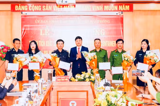Lãnh đạo thành phố Hải Phòng khen thưởng 6 tập thể có thành tích xuất sắc trong việc bắt giữ lượng lớn ngà voi nhập lậu qua cảng biển Hải Phòng.