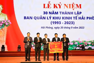 Bộ Kế hoạch và Đầu tư trao cờ thi đua xuất sắc tặng Ban quản lý Khu kinh tế Hải Phòng.