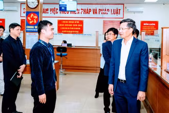 Phó Chủ tịch Thường trực Ủy ban nhân dân thành phố Hải Phòng Lê Anh Quân đột xuất kiểm tra tình hình thực thi công vụ tại quận Lê Chân. (Ảnh: Cổng Thông tin điện tử Hải Phòng)