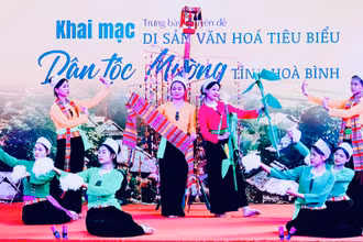 Các tiết mục giới thiệu nét đẹp văn hóa dân tộc Mường.
