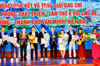 Ban tổ chức trao giải báo chí tặng các tác giả và nhóm tác giả đoạt giải.