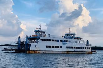 Phà biển vận chuyển người và phương tiện từ đảo Cát Hải sang đảo Cát Bà và ngược lại.