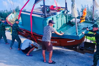 Đồn Biên phòng Bạch Long Vĩ huy động lực lượng giúp ngư dân đưa các phương tiện nhỏ lên bờ an toàn tránh bão số 3.