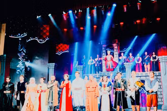 Các nghệ sĩ, diễn viên Đoàn Kịch nói Hải Phòng biểu diễn vở Romeo và Juliet tại Nhà hát thành phố Hải Phòng.