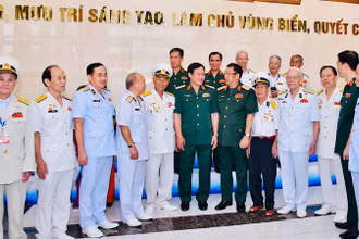 Các đại biểu dự lễ kỷ niệm 60 năm Chiến thắng trận đầu của Hải quân nhân dân Việt Nam.