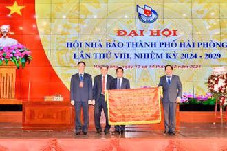 Lãnh đạo thành phố Hải Phòng trao bức trướng tặng Hội Nhà báo thành phố mang dòng chữ “ Hội Nhà báo thành phố: Đoàn kết-Bản lĩnh-Trí tuệ góp phần xây dựng thành phố Hải Phòng hiện đại văn minh”.