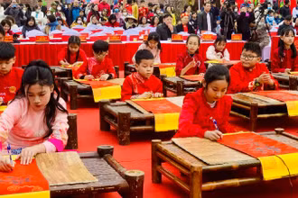 Các học sinh tiêu biểu của thành phố Thủy Nguyên tham dự lễ khai bút đầu Xuân.