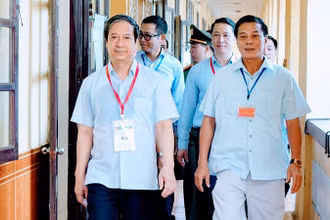 Bộ trưởng Giáo dục và Đào tạo Nguyễn Kim Sơn cùng Chủ tịch Ủy ban nhân dân thành phố Hải Phòng Nguyễn Văn Tùng kiểm tra thi tại điểm thi Trường THPT Thái Phiên.