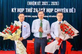 Phó Chủ tịch Thường trực Ủy ban nhân dân thành phố Hải Phòng Lê Anh Quân chúc mừng các đồng chí lãnh đạo quận Hải An được tín nhiệm bầu giữ các chức vụ mới.