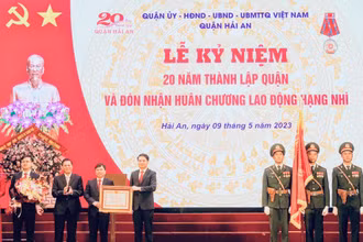 Trao Huân chương Lao động hạng Nhì của Chủ tịch Nước tặng nhân dân và cán bộ quận Hải An. (Hải Phòng)