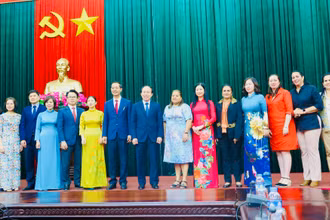 Lãnh đạo thành phố Hải Phòng chụp ảnh lưu niệm với Đoàn đại biểu cấp cao Hội Liên hiệp Phụ nữ nước Cộng hòa Cuba.