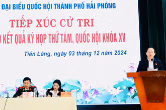 Bí thư Thành ủy, Trưởng Đoàn Đại biểu Quốc hội Hải Phòng Lê Tiến Châu phát biểu tại tiếp xúc cử tri huyện Tiên Lãng.